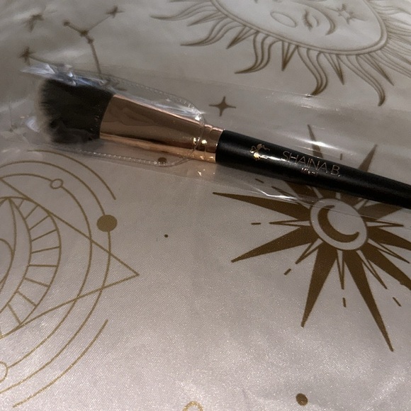 Shaina B- Contour Makeup Brush - Picture 3 of 5